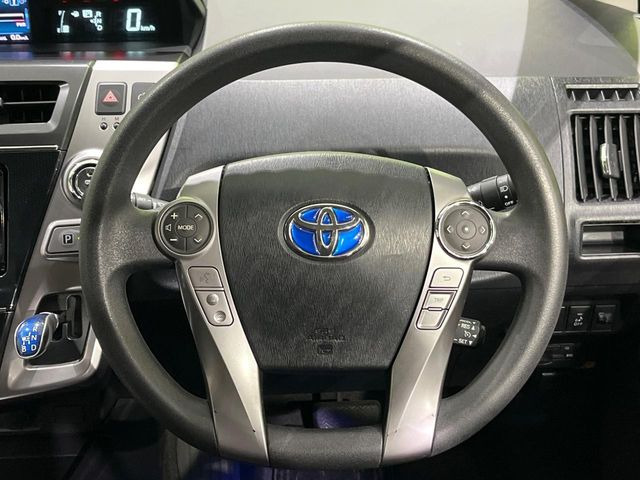 インテリアに合わせたデザインのステアリングは、運転される方のことも考え、運転しやすい形状、大きさです。是非一度、実際に触ってお確かめください。
