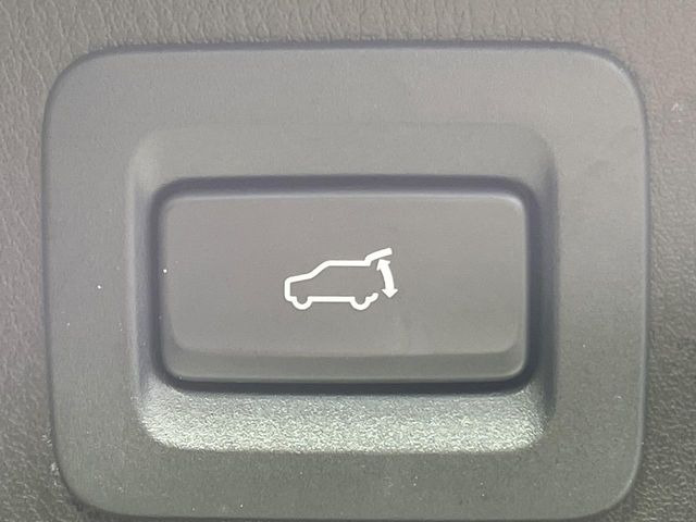【パワーバックドア】スマートキーや運転席のボタンを押すだけでリアゲートが自動で開閉します!荷物を持っている時や、高い位置にあるバックドアを閉める際に便利な機能です♪