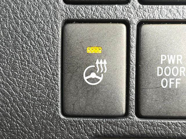 【ステアリングヒーター】冬場に冷たくなりやすい革巻きステアリングを、スイッチ一つで素早く適温に!エアコンよりも早く温まってくれるので、寒い日の運転も快適になりますね♪