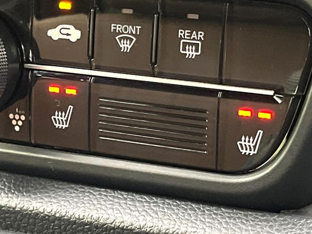 【シートヒーター】寒い日に重宝するシートヒーター!エアコンより早く温まってくれるので寒がりの人も安心ですね♪エアコンの温風は乾燥するから苦手、という方にもをおすすめです。