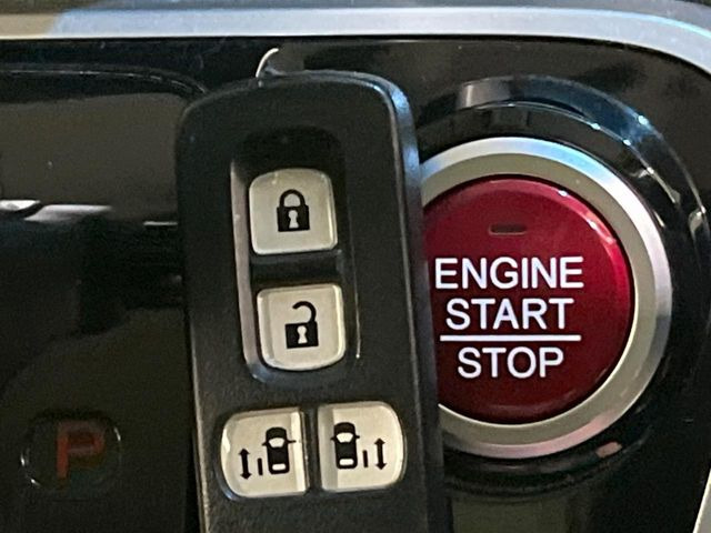 �yHonda�X�}�[�g�L�[�z�J�o����|�P�b�g�ɓ��ꂽ�܂܂ł��h�A�̎{���E�������\�ȃX�}�[�g�L�[�𑕔��B�G���W���̃I���E�I�t�����J�M�����o���K�v����������Ƃ��Ă��֗��ł���