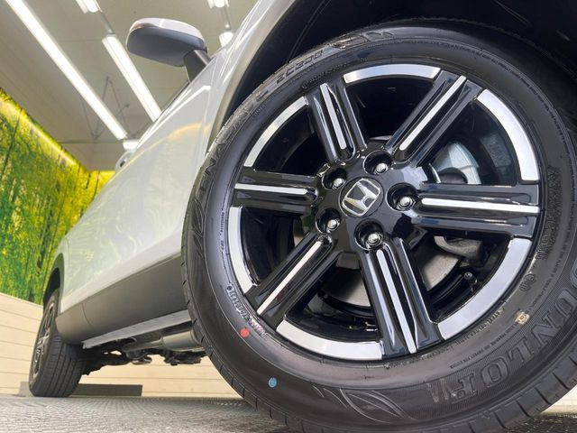 【純正オプション16インチアルミホイール】純正オプションホイールを装着。走行性能の向上に加え、外観もよりスタイリッシュになっています。