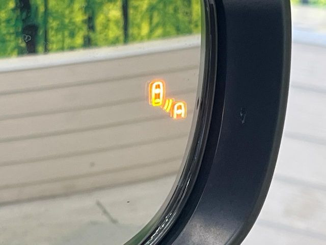 【ブラインドスポットモニター】走行中、ドアミラーの死角になりやすい箇所に後続車が接近するとサイドミラー付近に警告を表示、ドライバーに注意喚起をしてくれます。