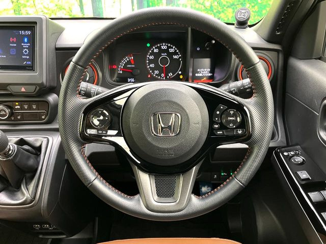 【純正革巻きステアリング】上質な革を使用することで、手にしっかり馴染みとても運転しやすいハンドルです♪