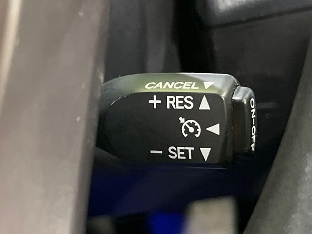 【クルーズコントロール】高速道路もラクラク走行。アクセルを離しても一定速度で走行ができ、長距離運転時の負担を軽減!加速・減速も簡単なスイッチ操作で調整できます。