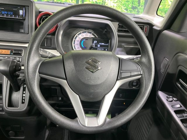 �C���e���A�ɍ��킹���f�U�C���̃X�e�A�����O�́A�^�]�������̂��Ƃ��l���A�^�]���₷���`��A�傫���ł��B�����x�A���ۂɐG���Ă��m���߂��������B