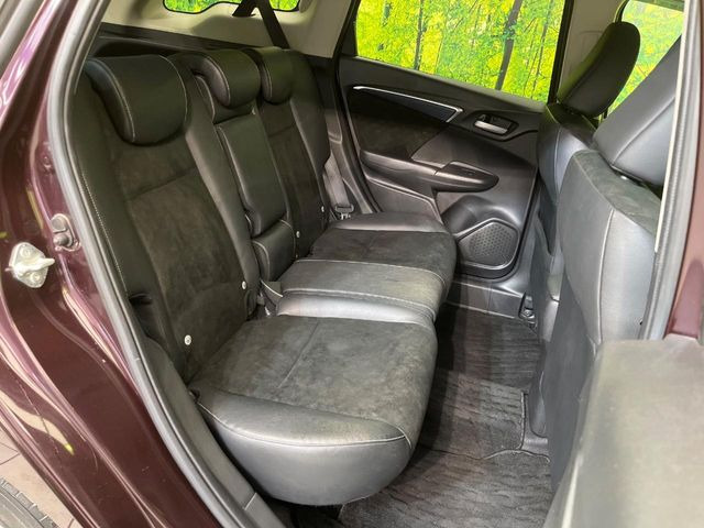 コンパクトカーですが、セカンドシートは十分な広さがあり快適にお乗りいただけます♪シートを倒して大きな荷物を積んだりと、用途の幅が広い1台です。