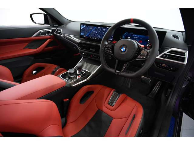 �C���e���A�e����M�J�[�{���t�@�C�o�[�g�������̗p�B�J�[�{�����L�̐D��ڂ��X�|�[�e�B�Ȉ�ۂ��ۗ������AM4�N�[�y �R���y�e�B�V�����̍����\�ȃL�����N�^�[��������������������܂��B