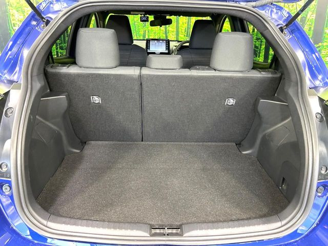 積み下ろしのしやすいデッキにはたっぷりと荷物を積み込んでいただけます。遊びから仕事まで、様々なシーンで頼れます♪