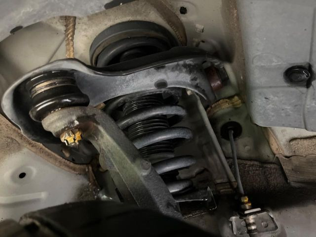お車を安心してお乗りいただく為には、足回りの定期点検が欠かせません。サービスサポート(有償保証)では無料点検もご提供しており、安心のカーライフをお過ごしいただけるサポート体制が整っています。