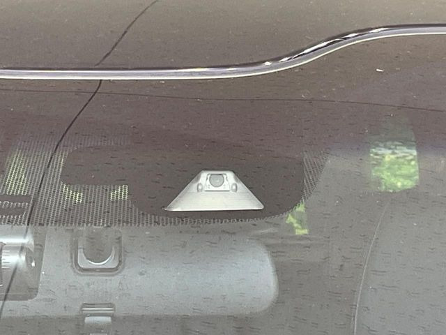 【ホンダセンシング】走行中に前方の車両等を認識し、衝突しそうな時は警報とブレーキで衝突回避と被害軽減をアシスト。より安全にドライブをお楽しみいただけます。