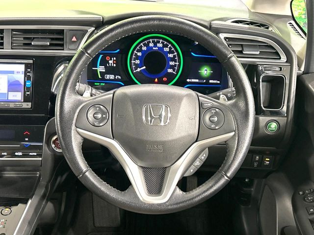 �y�����v�����X�e�A�����O�z�㎿�Ȋv���g�p���邱�ƂŁA��ɂ����������݂ƂĂ��^�]���₷���n���h���ł���
