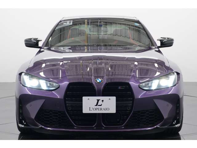 BMW M���f���̑��݊���������ۂÂ���A���͂��ӂ��t�����g�t�F�C�X�B�c�^�̑�^�L�h�j�[�O�����ƃV���[�v�ȃw�b�h���C�g���AM4�N�[�y �R���y�e�B�V�����Ȃ�ł͂̐����ȕ\������o���܂��B