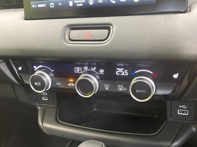 【オートエアコン】一度お好みの温度に設定すれば、車内の温度を検知し風量や温度を自動で調整。暑い&hellip;寒い&hellip;と何度もスイッチ操作をする必要はありません。快適な車内空間には必須の機能ですね♪