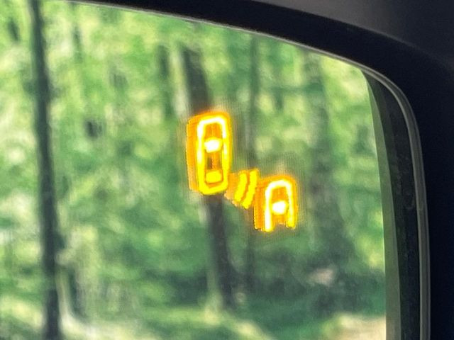 【ブラインドスポットモニタリング】走行中、ドアミラーの死角になりやすい箇所に後続車が接近するとサイドミラー付近に警告を表示、ドライバーに注意喚起をしてくれます。