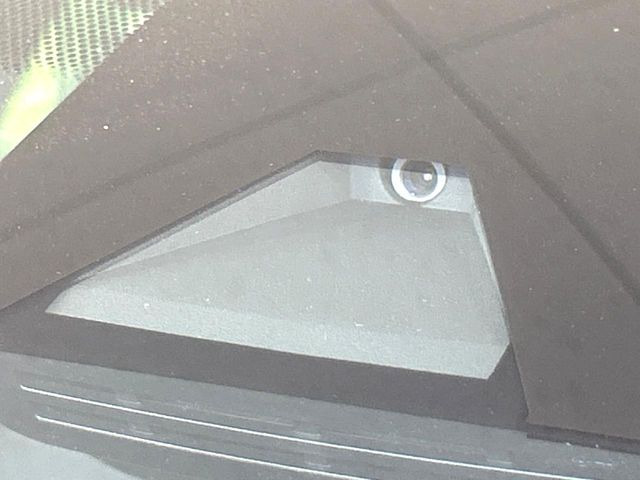 【トヨタセーフティセンス】走行中に前方の車両等を認識し、衝突しそうな時は警報とブレーキで衝突回避と被害軽減をアシスト。より安全にドライブをお楽しみいただけます。