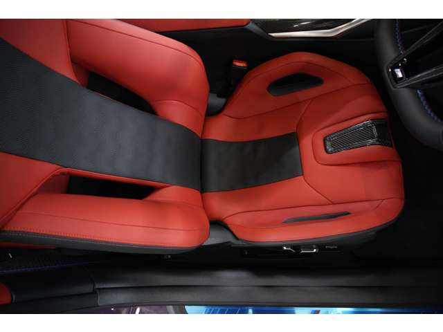 BMW Individual�G�N�X�e���h���U�[�����m�̃t�B�I�i���b�h���̗p�B�N�₩�ȃ��b�h�J���[�������ɉ؂₩���������炵�A�X�|�[�c���f���炵����M�I�ȋ�Ԃ����o���܂��B