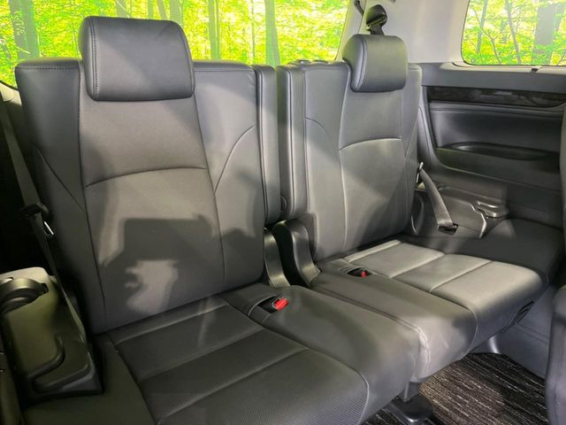 【合皮レザーシート】汚れのふき取りが容易でメンテナンスもが簡単な、機能性に優れる合成皮革を採用した上質なシートです。座り心地もよく、高級感あふれる心地良い車内空間を演出してくれます。