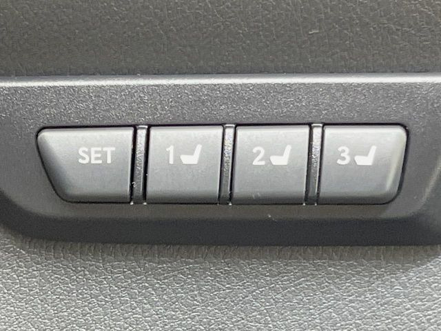 【メモリー機能付きパワーシート】ドライバーごとに設定したシート位置を記憶して、ボタン一つで切り替えできる便利な機能!運転する方が複数名いらっしゃるご家庭におすすめです♪