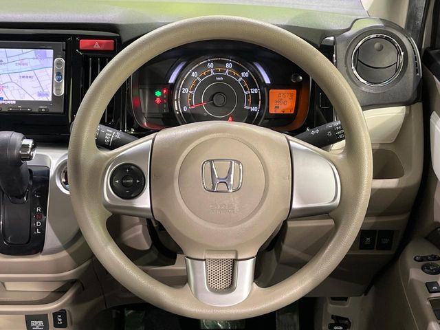 �C���e���A�ɍ��킹���f�U�C���̃X�e�A�����O�́A�^�]�������̂��Ƃ��l���A�^�]���₷���`��A�傫���ł��B�����x�A���ۂɐG���Ă��m���߂��������B