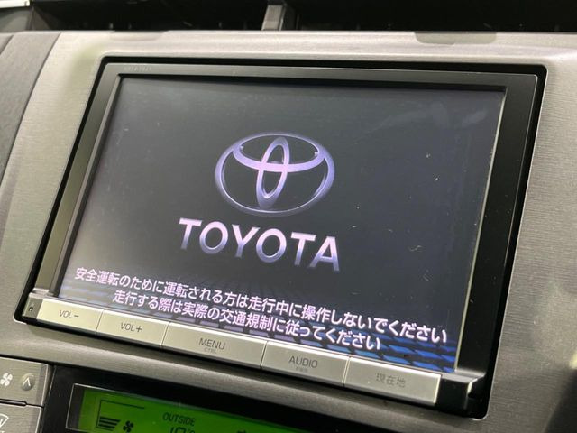 【純正8型ナビ】人気の純正ナビを装備。オーディオ機能も充実しており、Bluetooth接続すればお持ちのスマホやMP3プレイヤーの音楽を再生可能!毎日の運転がさらに楽しくなります!!