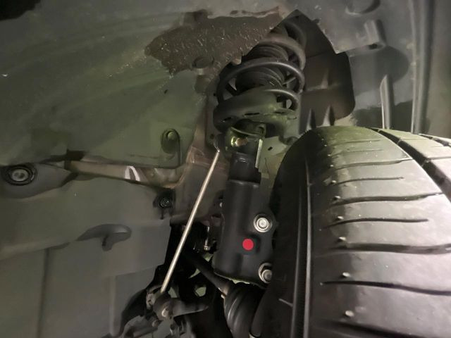お車を安心してお乗りいただく為には、足回りの定期点検が欠かせません。サービスサポート(有償保証)では無料点検もご提供しており、安心のカーライフをお過ごしいただけるサポート体制が整っています。