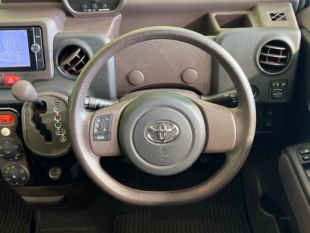 �C���e���A�ɍ��킹���f�U�C���̃X�e�A�����O�́A�^�]�������̂��Ƃ��l���A�^�]���₷���`��A�傫���ł��B�����x�A���ۂɐG���Ă��m���߂��������B