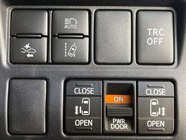 【両側パワースライドドア】スマートキーや運転席のスイッチで後席両側スライドドアの開閉が可能♪電動だから力を入れてドアを開ける必要が無く、小さなお子様でも簡単に開け閉めでき快適です♪