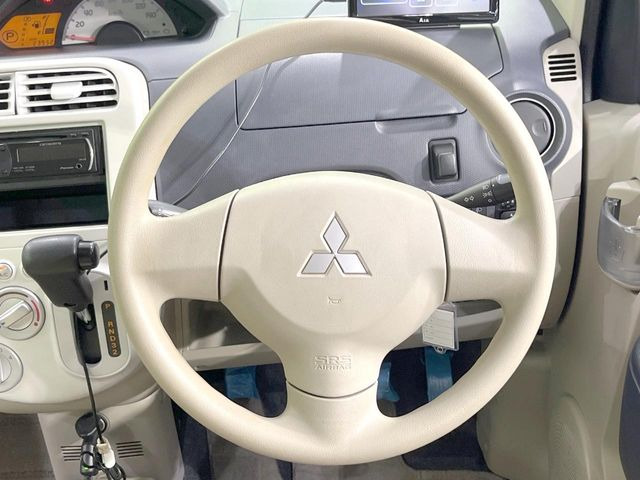 �C���e���A�ɍ��킹���f�U�C���̃X�e�A�����O�́A�^�]�������̂��Ƃ��l���A�^�]���₷���`��A�傫���ł��B�����x�A���ۂɐG���Ă��m���߂��������B