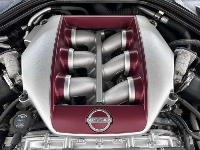 NISMO�X�|�[�c���Z�b�e�B���O���{���Ă���A���X�|���X�̉s�����������Ă��܂��B