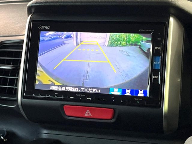 【バックカメラ】駐車時に後方がリアルタイム映像で確認できます。大型商業施設や立体駐車場での駐車時や、夜間のバック時に大活躍!運転スキルに関わらず、今や必須となった装備のひとつです!