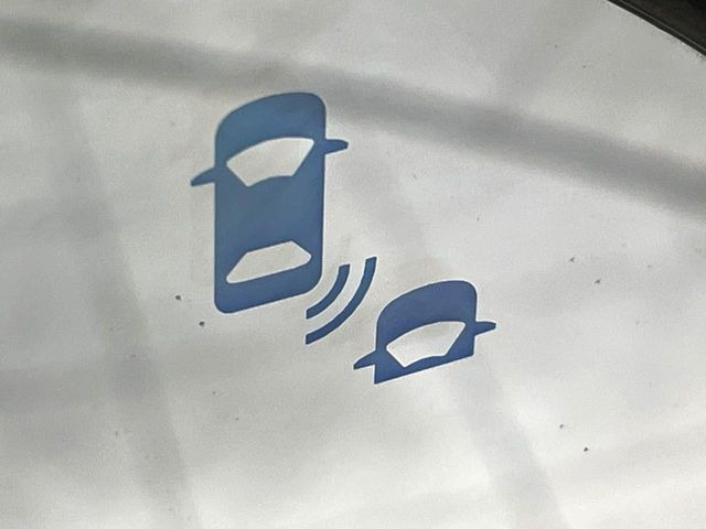 【ブラインドスポットインフォメーション】走行中、ドアミラーの死角になりやすい箇所に後続車が接近するとサイドミラー付近に警告を表示、ドライバーに注意喚起をしてくれます。