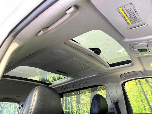 【大型サンルーフ】車内の解放感が一気に上がる大型のパノラマルーフ!季節を問わず開放的で快適なドライブをお楽しみいただけます。流通量も少なく希少価値の高い人気の装備です♪