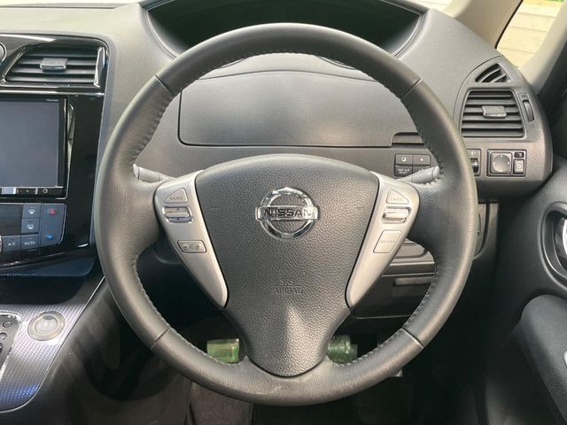 インテリアに合わせたデザインのステアリングは、運転される方のことも考え、運転しやすい形状、大きさです。是非一度、実際に触ってお確かめください。