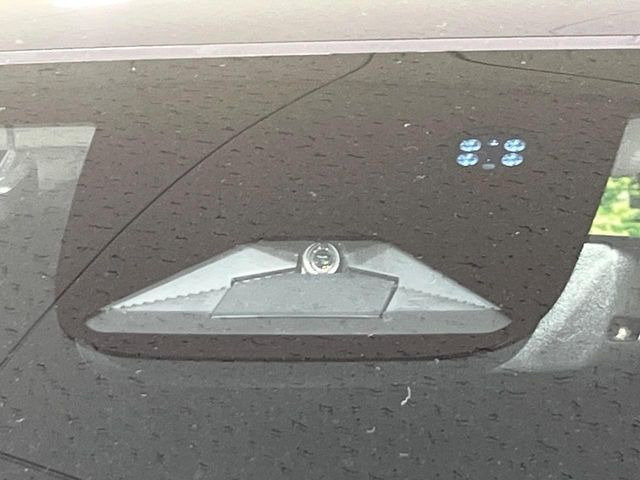 【ホンダセンシング】走行中に前方の車両等を認識し、衝突しそうな時は警報とブレーキで衝突回避と被害軽減をアシスト。より安全にドライブをお楽しみいただけます。