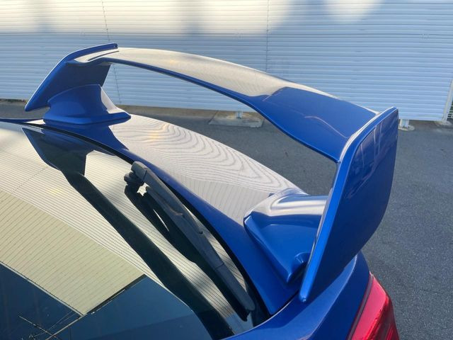 【大型リヤスポイラー】スポーツカーらしさがグッと引き立つ大型リヤスポイラーを装着♪高速走行時のスタビリティ(走行安定性)向上に役立ちます。