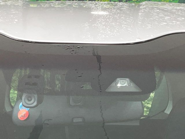 【ホンダセンシング】走行中に前方の車両等を認識し、衝突しそうな時は警報とブレーキで衝突回避と被害軽減をアシスト。より安全にドライブをお楽しみいただけます。