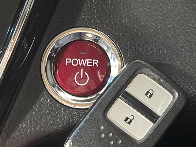 �yHonda�X�}�[�g�L�[�z�J�o����|�P�b�g�ɓ��ꂽ�܂܂ł��h�A�̎{���E�������\�ȃX�}�[�g�L�[�𑕔��B�G���W���̃I���E�I�t�����J�M�����o���K�v����������Ƃ��Ă��֗��ł���