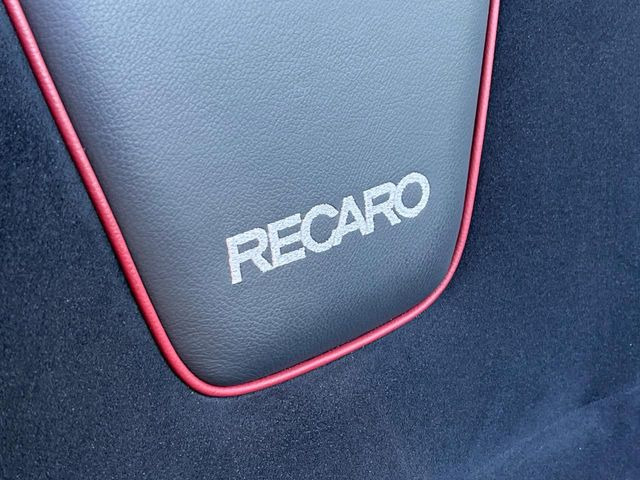 【RECARO製シート】人間工学に基づいた面圧分布によって腰への負担や長時間運転時の疲労発生を軽減☆一目でレカロとわかるスポーティなルックスが特徴です。