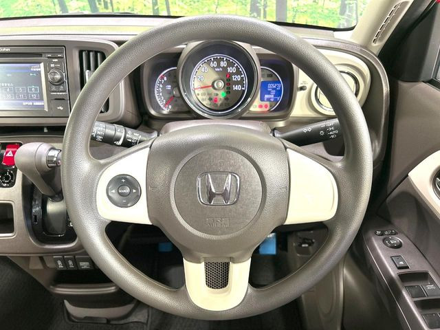�C���e���A�ɍ��킹���f�U�C���̃X�e�A�����O�́A�^�]�������̂��Ƃ��l���A�^�]���₷���`��A�傫���ł��B�����x�A���ۂɐG���Ă��m���߂��������B