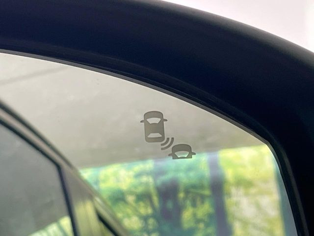 【ブラインドスポットインフォメーション】走行中、ドアミラーの死角になりやすい箇所に後続車が接近するとサイドミラー付近に警告を表示、ドライバーに注意喚起をしてくれます。