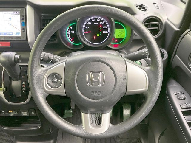 �C���e���A�ɍ��킹���f�U�C���̃X�e�A�����O�́A�^�]�������̂��Ƃ��l���A�^�]���₷���`��A�傫���ł��B�����x�A���ۂɐG���Ă��m���߂��������B