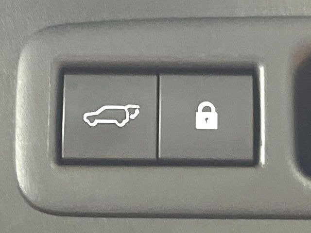 【パワーバックドア】スマートキーや運転席のボタンを押すだけでリアゲートが自動で開閉します!荷物を持っている時や、高い位置にあるバックドアを閉める際に便利な機能です♪