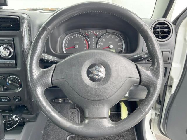 �C���e���A�ɍ��킹���f�U�C���̃X�e�A�����O�́A�^�]�������̂��Ƃ��l���A�^�]���₷���`��A�傫���ł��B�����x�A���ۂɐG���Ă��m���߂��������B