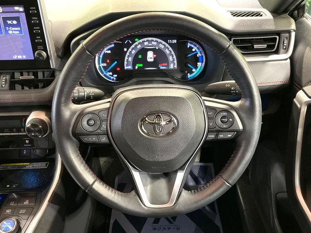 �C���e���A�ɍ��킹���f�U�C���̃X�e�A�����O�́A�^�]�������̂��Ƃ��l���A�^�]���₷���`��A�傫���ł��B�����x�A���ۂɐG���Ă��m���߂��������B