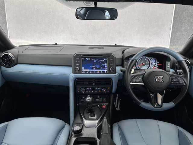 �����ɂ�BOSE�T�E���h���̗p���A�܂�Ń��C�u���ɂ��邩�̂悤�ȗՏꊴ�𖡂킦�܂��B