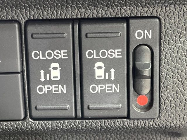 【両側パワースライドドア】スマートキーや運転席のスイッチで後席両側スライドドアの開閉が可能♪電動だから力を入れてドアを開ける必要が無く、小さなお子様でも簡単に開け閉めでき快適です♪