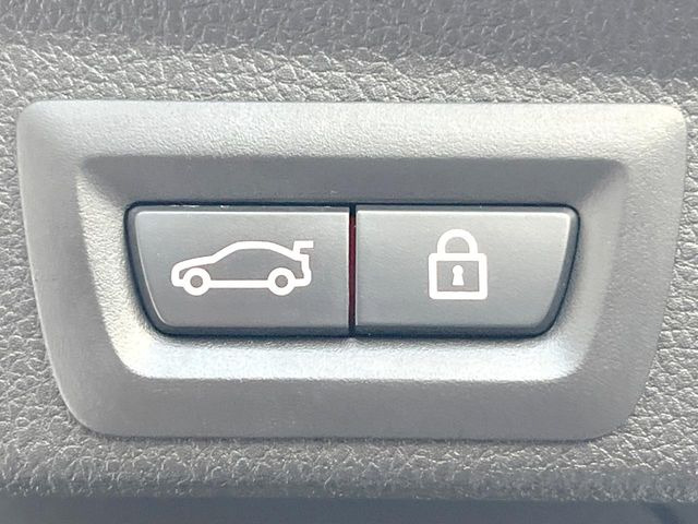 ●電動リアゲート:ワンタッチでリアゲートの開閉ができ、荷物などで両手が塞がっている状態でも簡単に開閉ができる便利機能です。