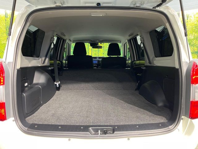普段のお買い物や通勤、送迎等に十分な荷室スペースを確保しております。セカンドシートを倒すと、大きな荷物の積載も可能です♪