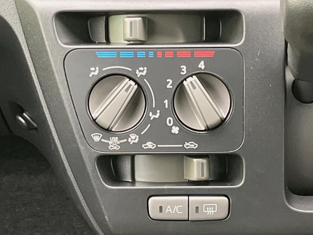 寒い冬も暑い夏も全席に快適な空調を届けてくれる、ダイヤル式エアコンを装備♪